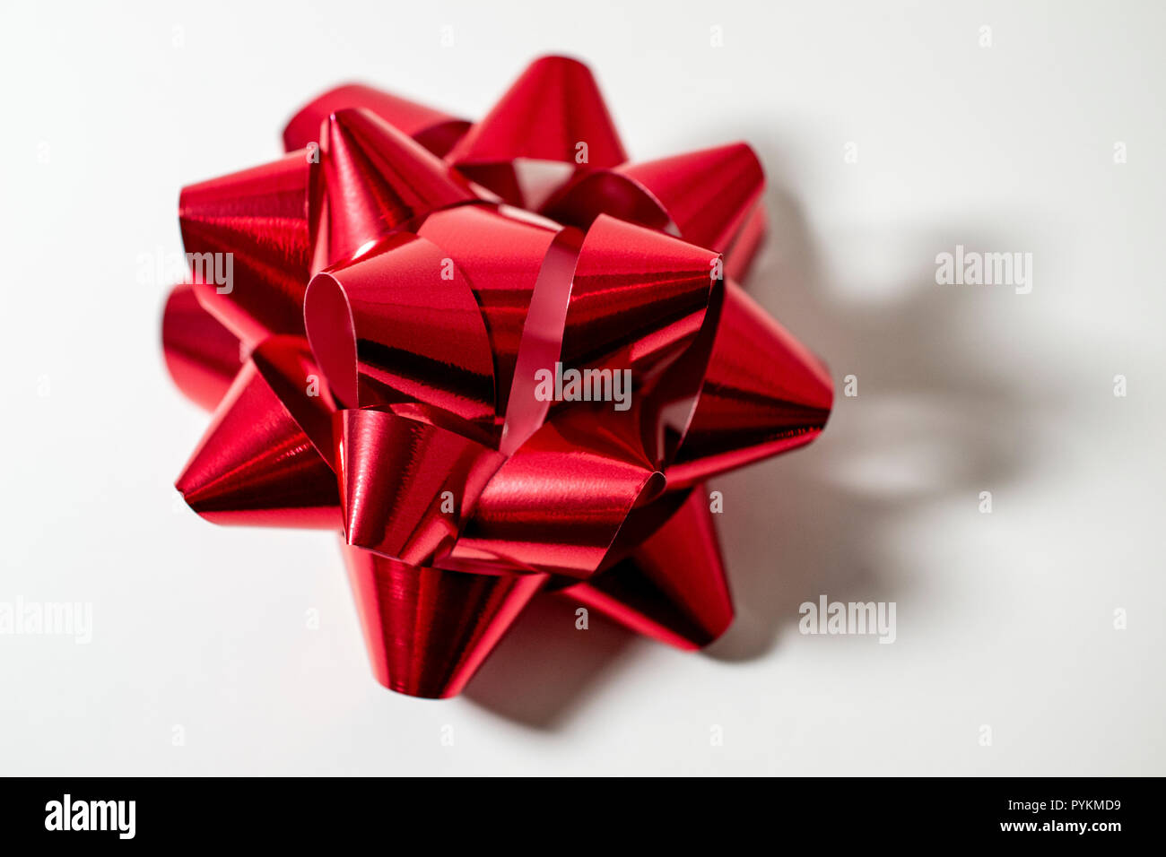 Rosso singolo nastro di raso vacanze di Natale prua per la confezione regalo. Camera per copia. Foto Stock