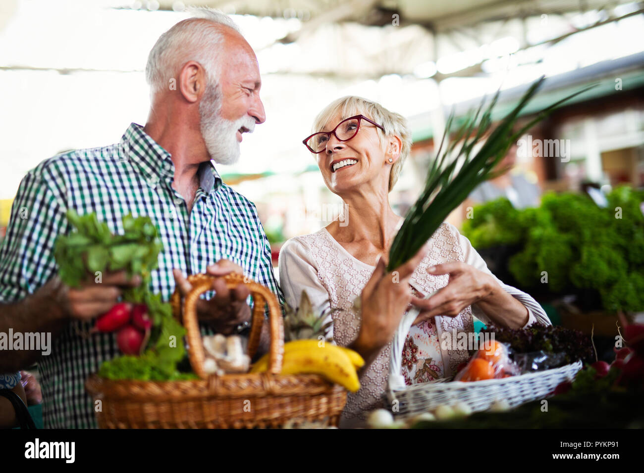 Solo i migliori frutti e verdure. Bella coppia senior l'acquisto di alimenti freschi sul mercato Foto Stock
