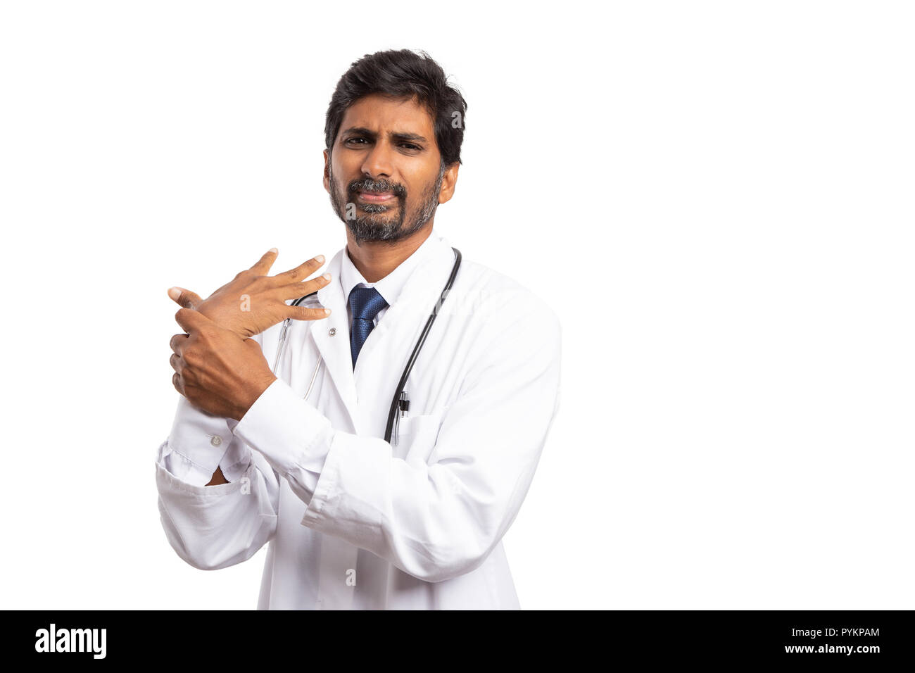 Medico indiano uomo azienda slogata polso doloroso con la mano isolato su bianco di sfondo per studio Foto Stock