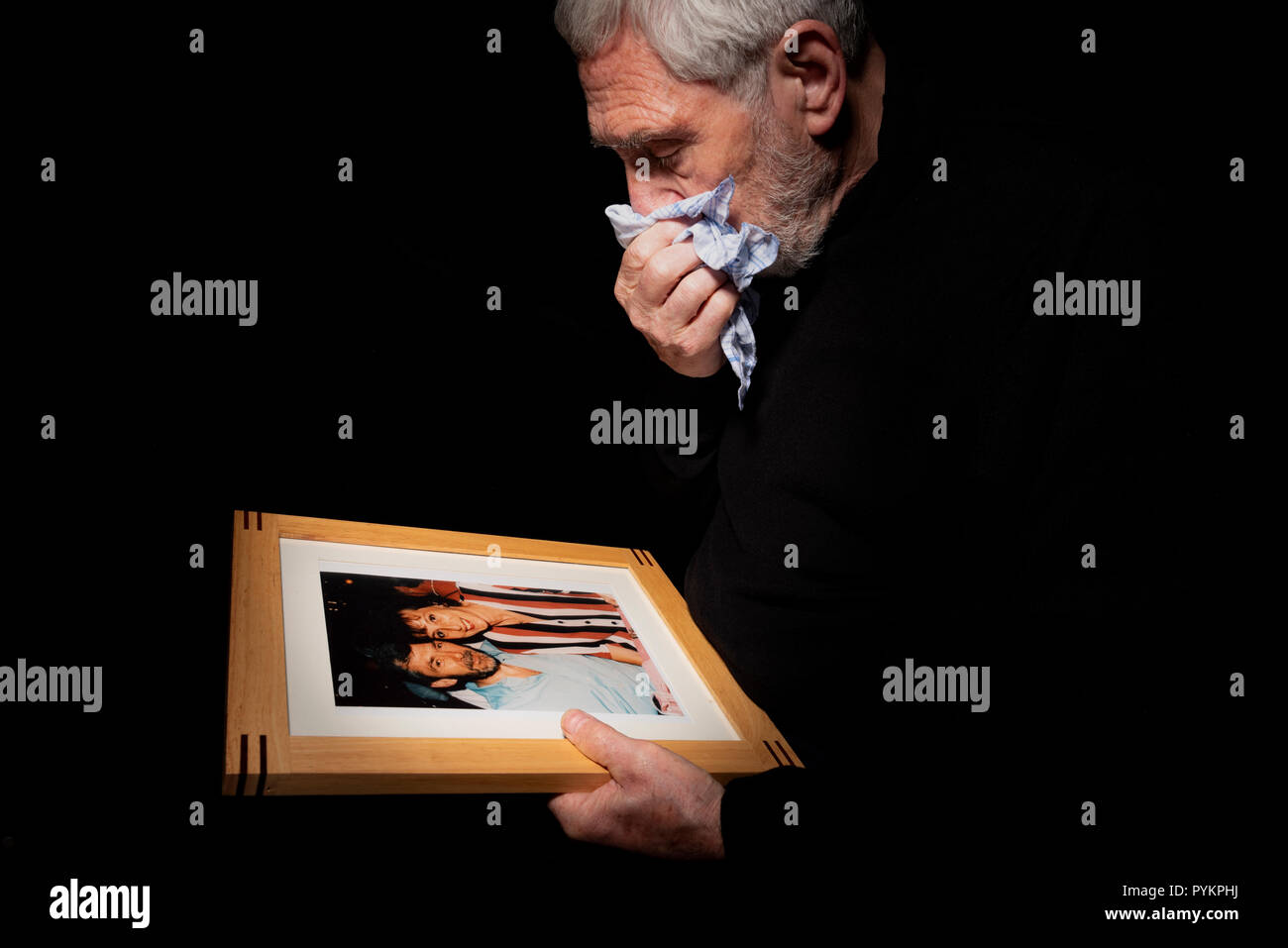 Senior addolorate l'uomo. Ricordando una defunti amato. Maschio di sperimentare la perdita e la solitudine. Foto Stock