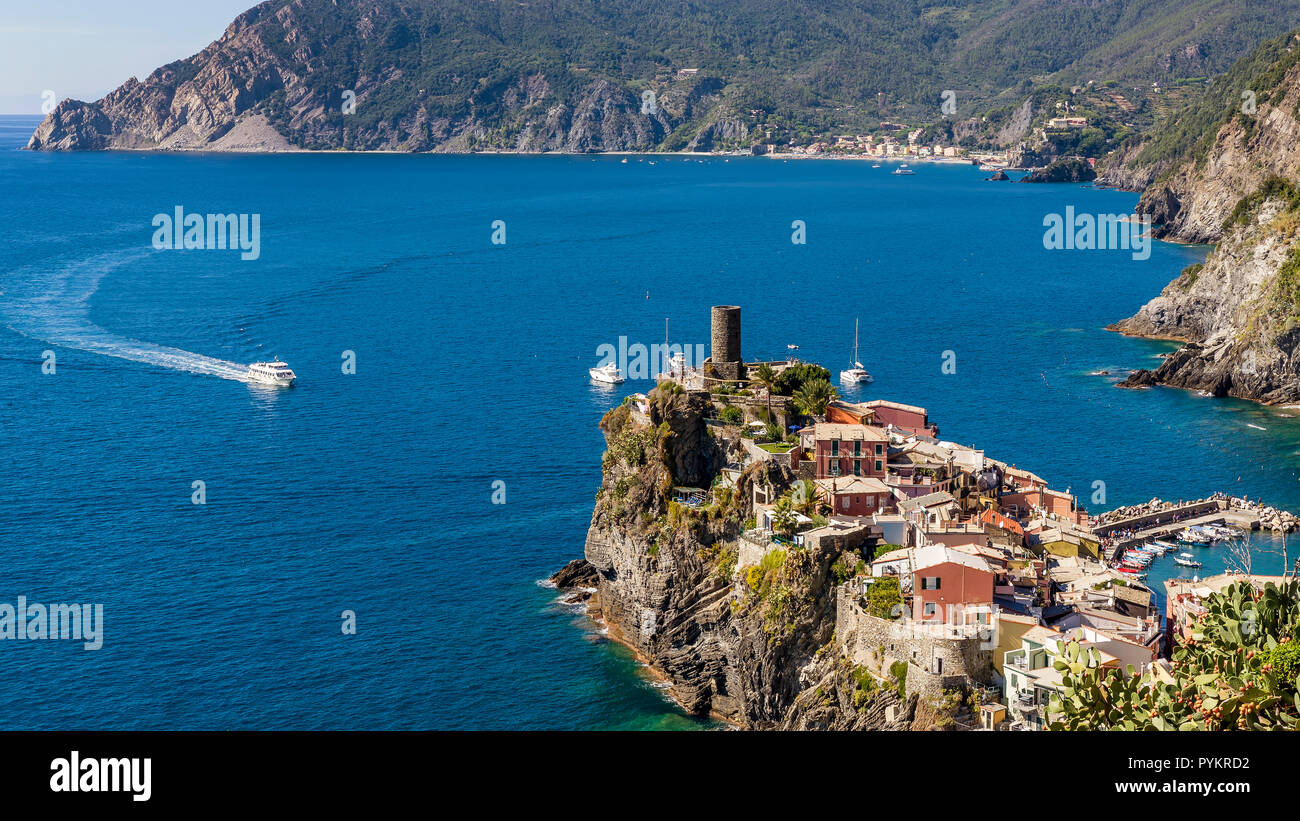 Bella vista aerea di Vernazza e Monterosso al mare, Cinque Terre park, Liguria, Italia Foto Stock