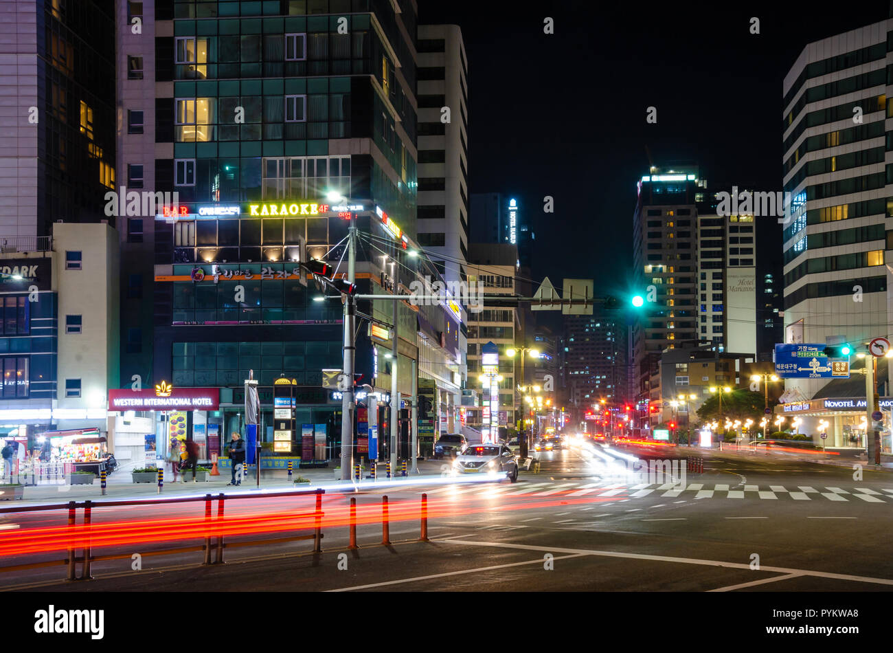 Luce sentieri a sinistra in auto fari anteriori e luci di coda in una città in scena a Haeundae, Busan Di notte. Foto Stock