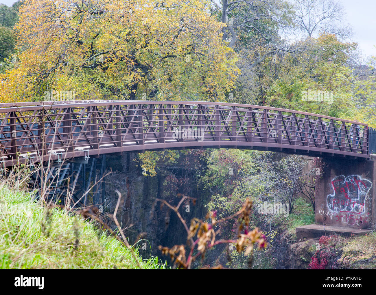 Il Footbridge oltre il Fiume Passaic in Patterson, NJ Foto Stock
