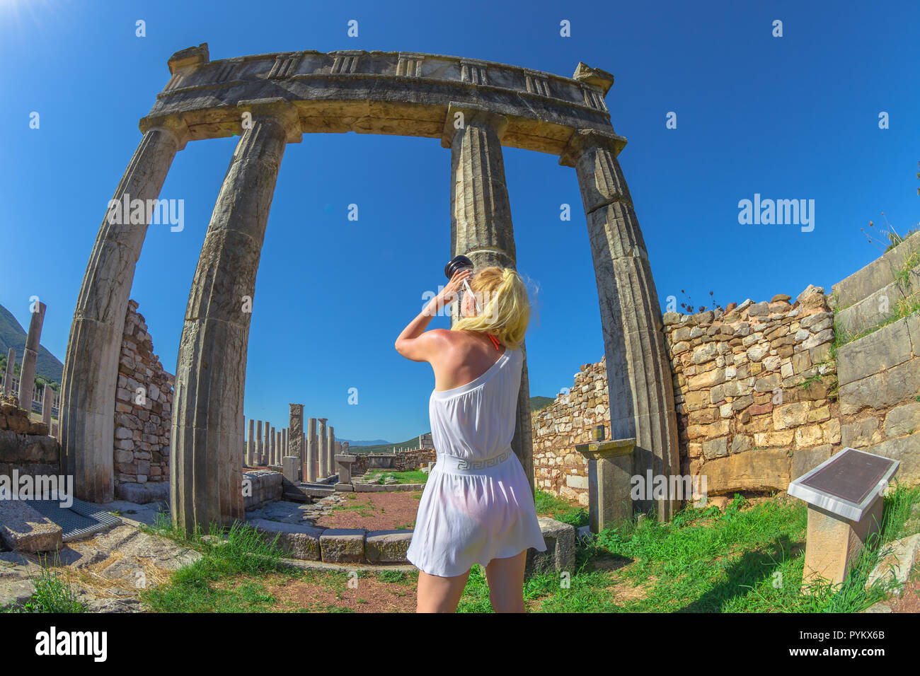 Fotografo di viaggio con reflex a colonne di antica Messene, sito archeologico, Peloponneso, Grecia. estate concetto di viaggio. Foto Stock