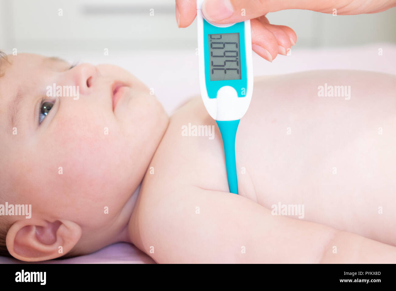 Il bambino malato con misurazione termometro elettrico. La febbre del bambino malato. Kid prendere freddo con la temperatura. Bambino malato a letto con la febbre temperatura di misurazione wi Foto Stock