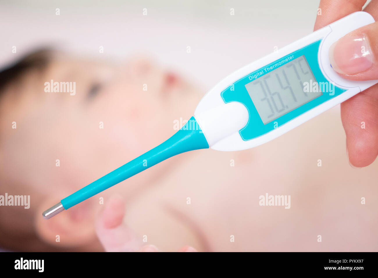 Il bambino malato con misurazione termometro elettrico. La febbre del bambino malato. Kid prendere freddo con la temperatura. Bambino malato a letto con la febbre temperatura di misurazione wi Foto Stock