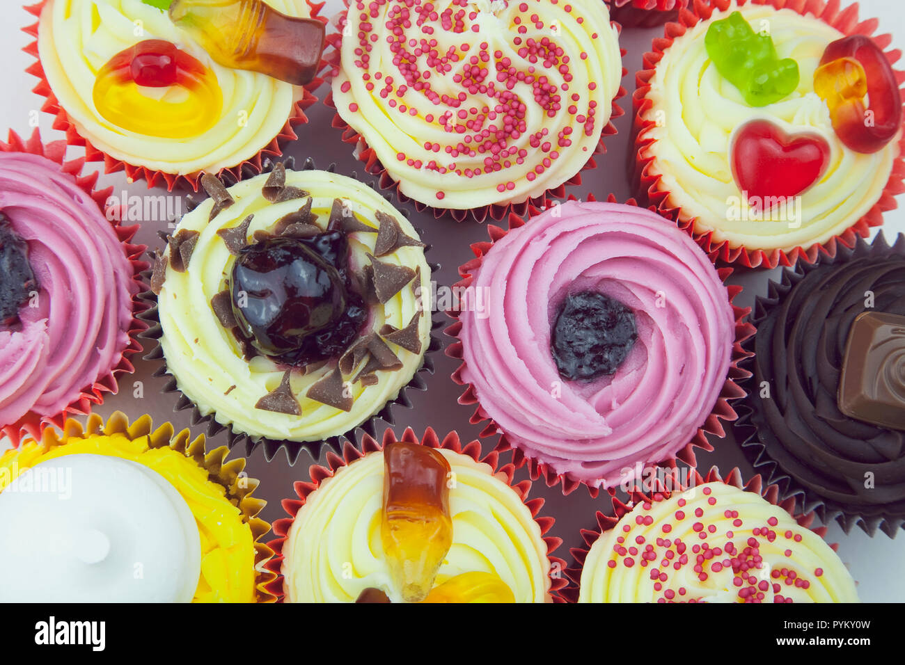 Studio shot di vari colouful e tazza decorata torte. Foto Stock