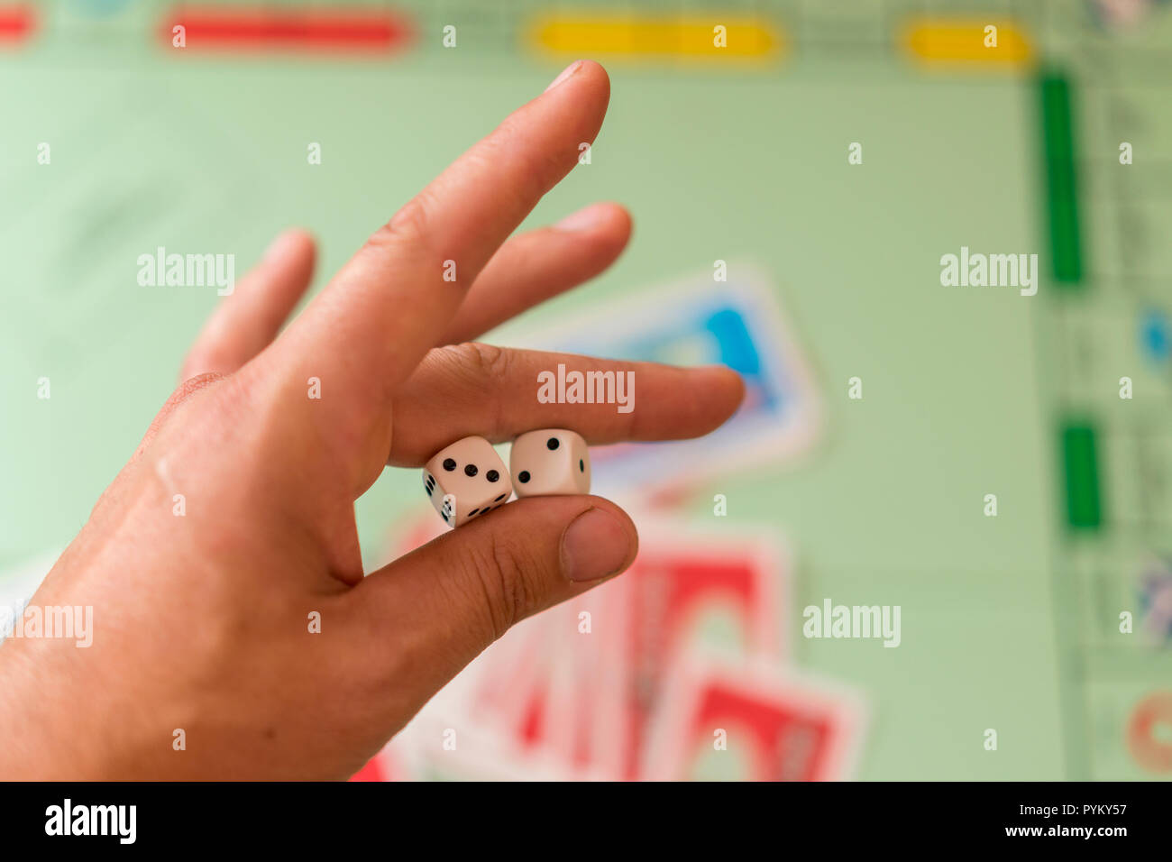 L'uomo trattiene il dado. Mano con dadi. Foto Stock