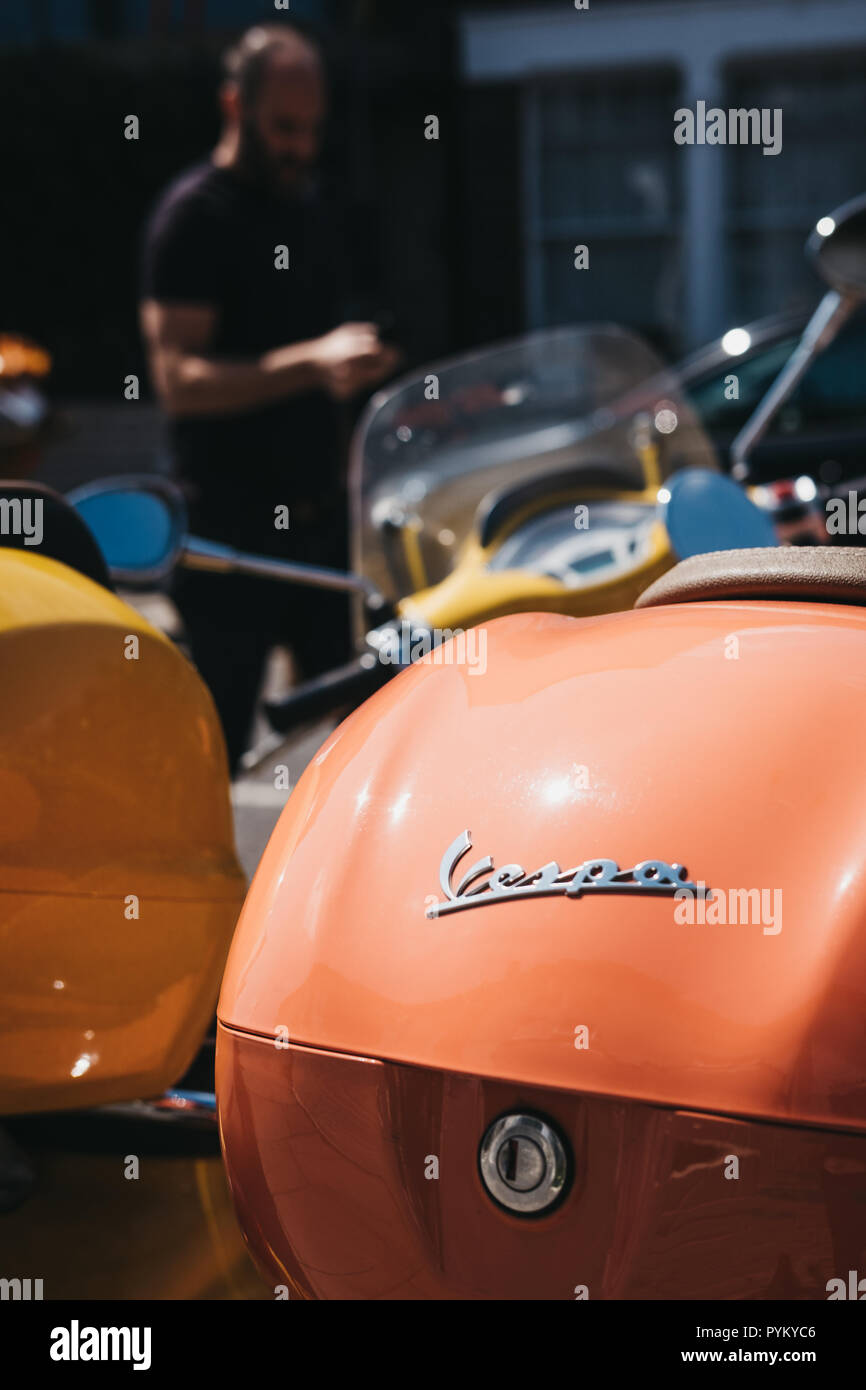 London, Regno Unito - 1 Agosto 2018: Close up di un colorato Vespa moto parcheggiata da una casa di Barnes, Londra. Vespa è un famoso marchio italiano di scooter m Foto Stock