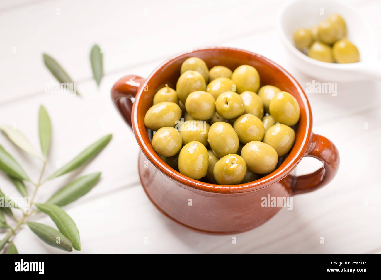 Olive verdi in vaso rustico gustosi stuzzichini Foto Stock