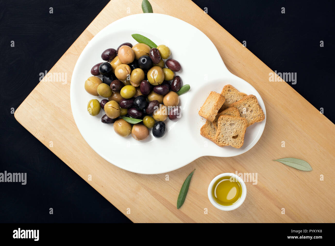 Olive miste pronto a godere. Gustoso antipasto della cucina mediterranea Foto Stock