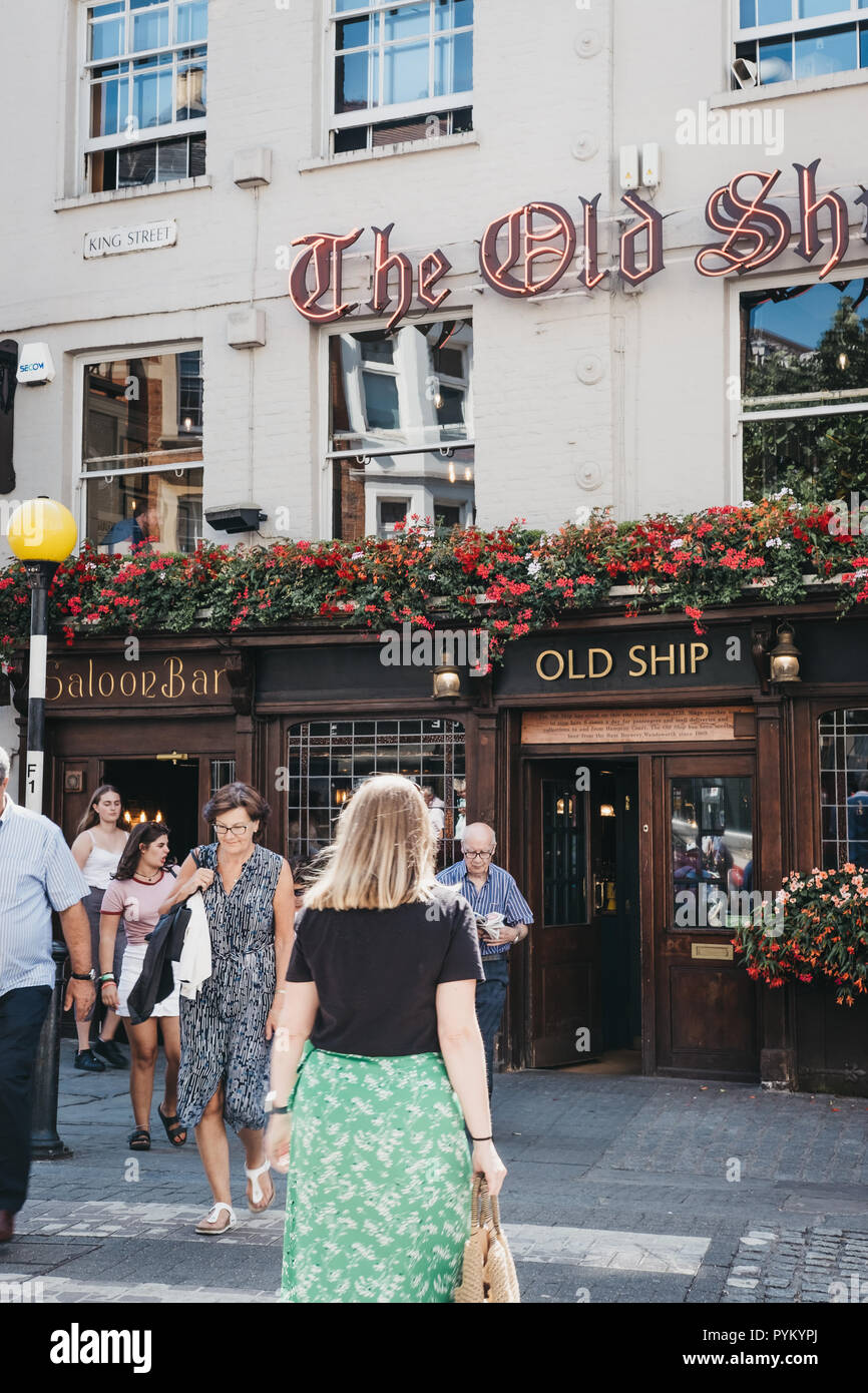 Le persone che attraversano la strada di fronte alla vecchia nave pub di Richmond, Londra, Regno Unito. Foto Stock