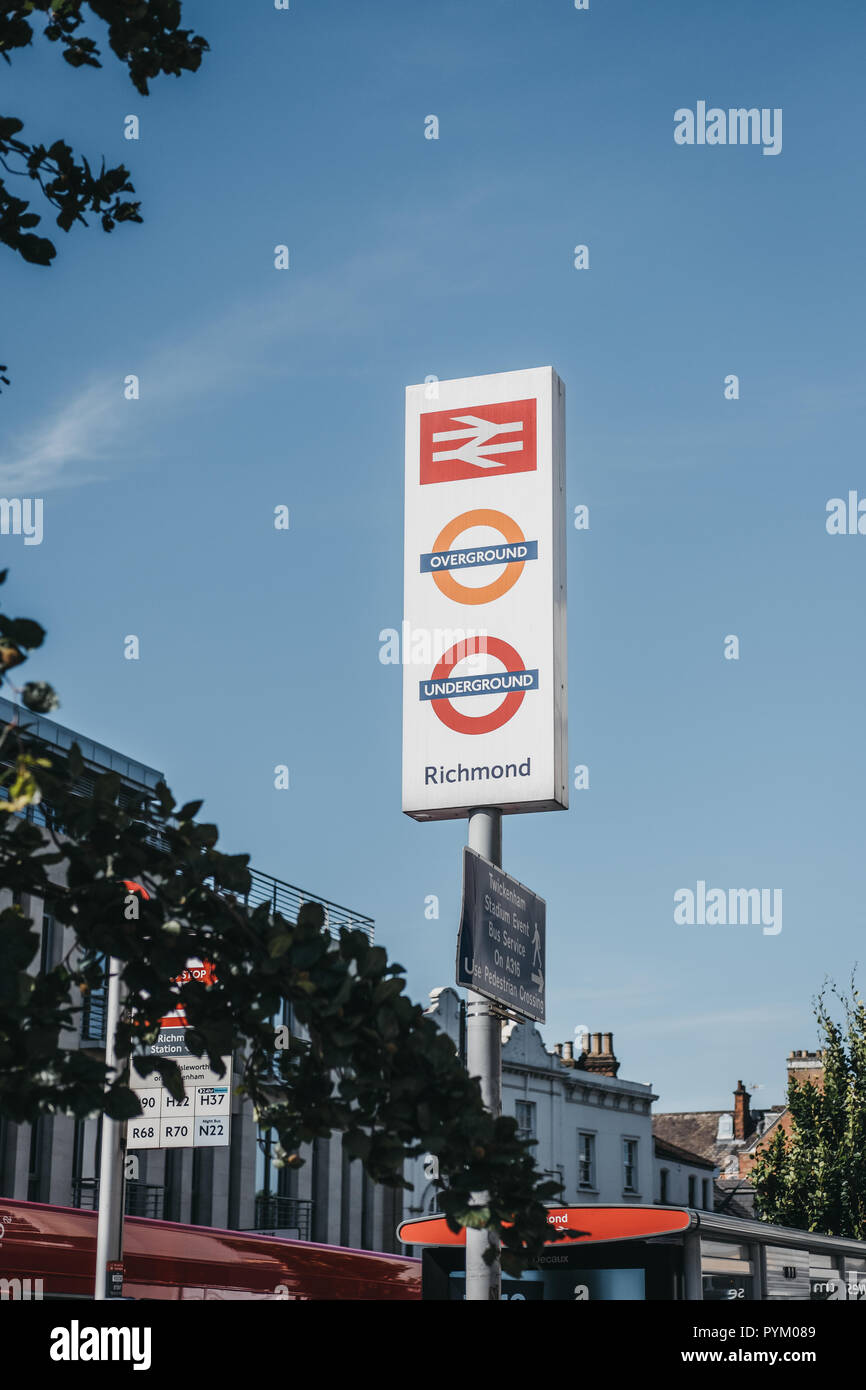 London, Regno Unito - 1 agosto 2018. La metropolitana, overground e rail station sign in Richmond, una città suburbane nel sud-ovest di Londra famosa per un numero di grandi dimensioni Foto Stock