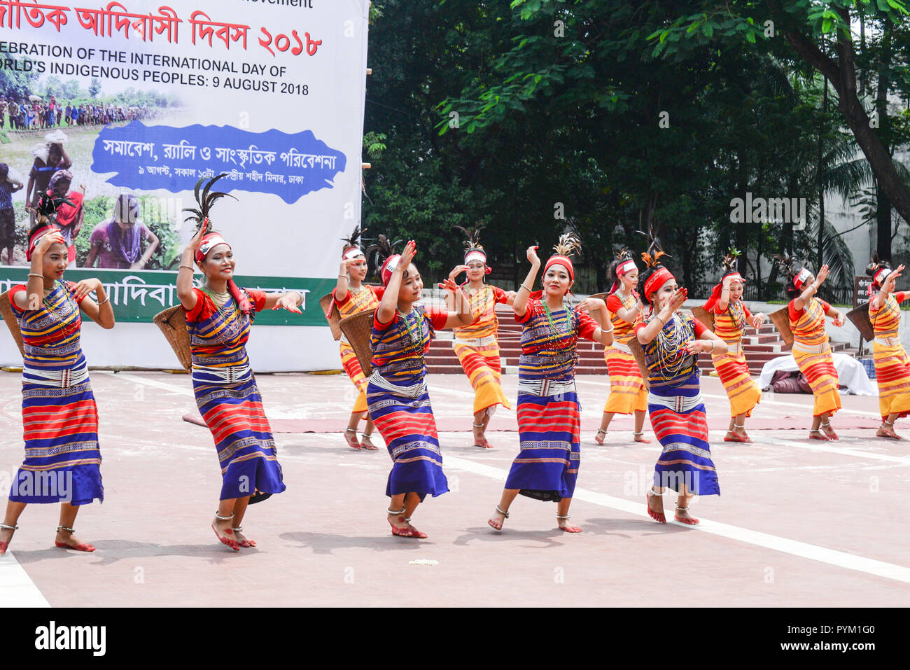 Giornata internazionale dei popoli indigeni nel mondo osservato il Bangladesh. Quest'anno la Giornata Internazionale osservanza si svolgerà mercoledì 9 agosto 2018. Il censimento primaria relazione del 2011 dà il numero di gruppi etnici ne del Bangladesh come 27. Il primo è Chakma, costituito da 444,748 persone mentre la Marma, il secondo più grande gruppo etnico confronta con 202,974 persone. Indigeni gruppi tribali in Bangladesh tenere un rally e discutendo daylong presso la centrale Shohid Minar, Dhaka, Bangladesh il 9 agosto 2018. (Foto di Bayazid Akter/Pacific Stampa) Foto Stock