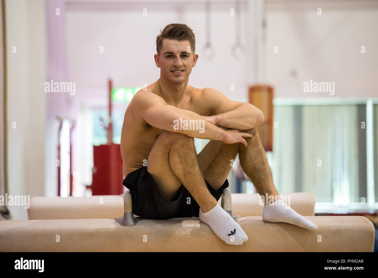 British Olympic ginnasta oro Max Whitlock a Basildon Sporting Center per un pezzo per eseguire in anticipo dei Giochi del Commonwealth quando egli sarà una delle star Foto Stock