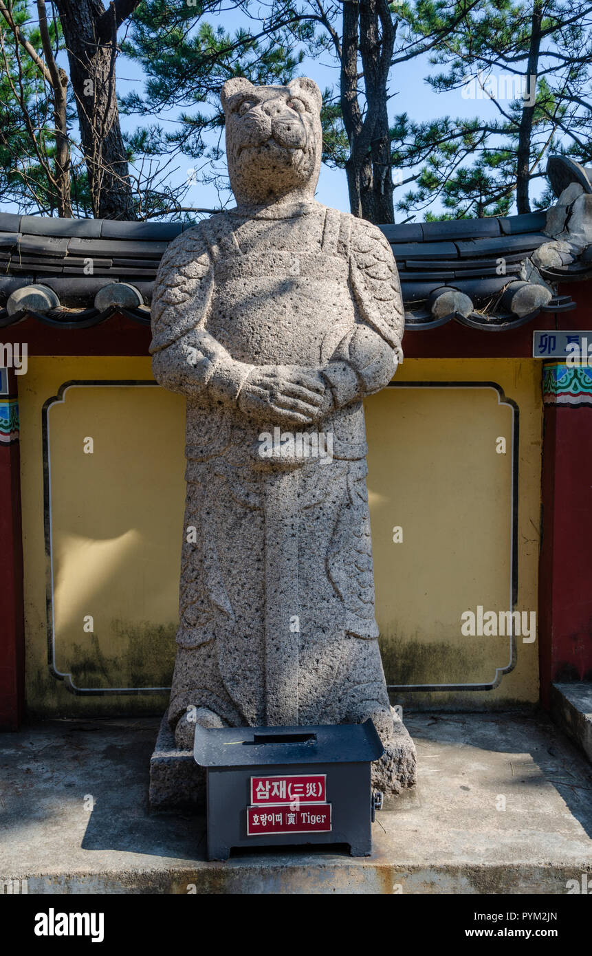 La scultura in pietra che rappresenta la divinità della tigre dalla Chinses Zodiaco, visto qui a Haedong Yonggung tempio, Busan, Corea del Sud. Foto Stock