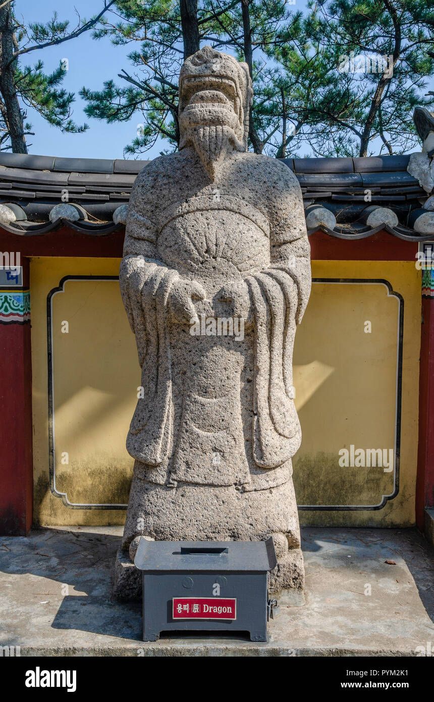 La scultura in pietra che rappresenta la divinità drago dal Chinses Zodiaco, visto qui a Haedong Yonggung tempio, Busan, Corea del Sud. Foto Stock