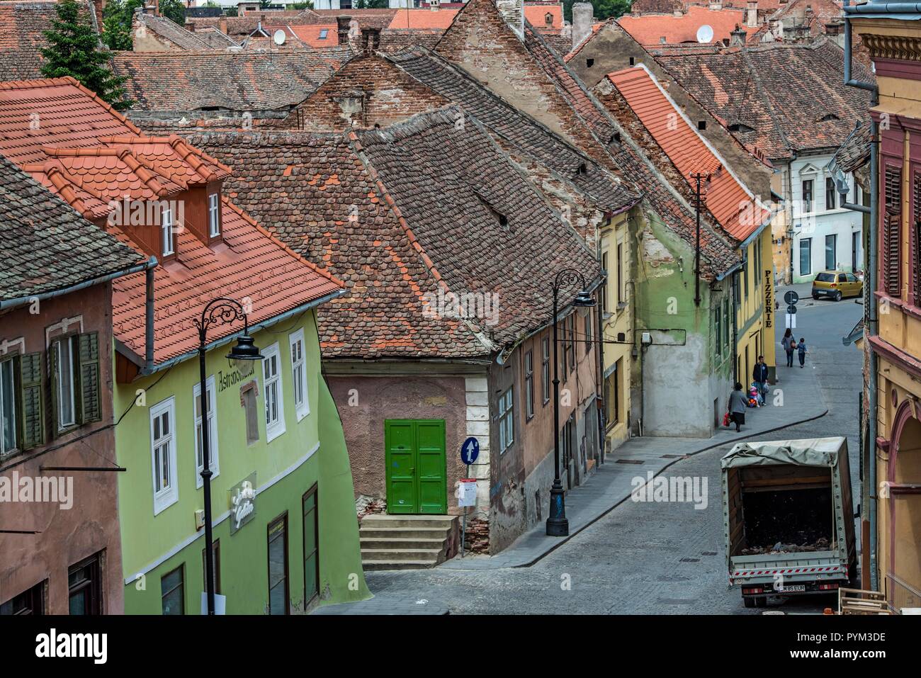 La ROMANIA, Sibiu. Parti della storica città vecchia ancora bisogno di un po' di ristrutturazioni Foto Stock