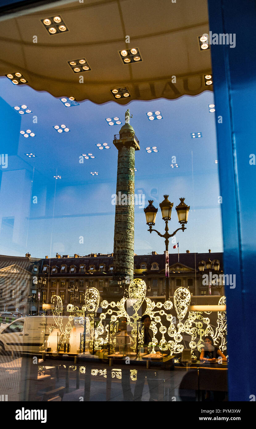 Francia Paris, riflessione della colonna su un shopwindow in Place Vendome Foto Stock
