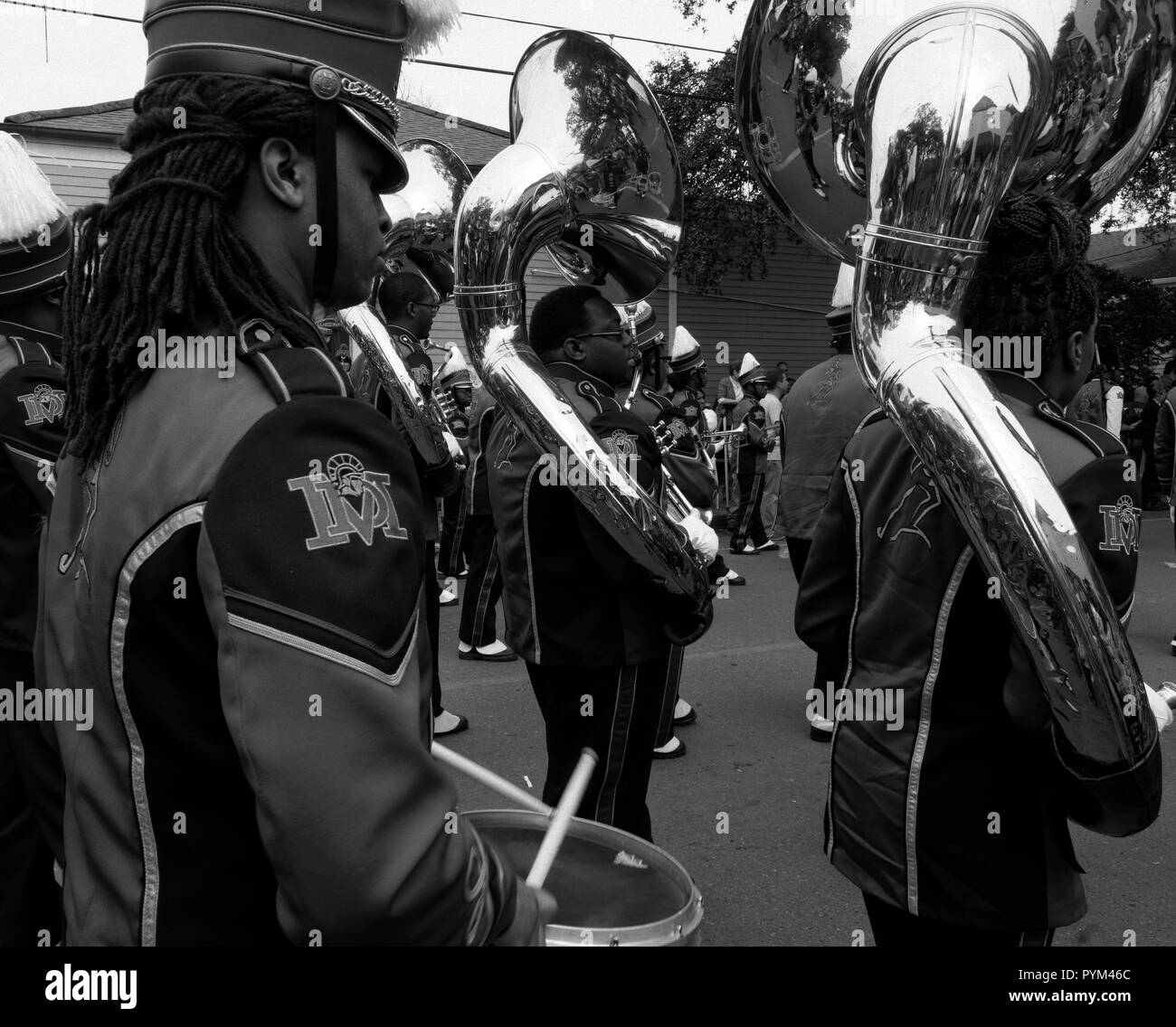 African American Marching Band, Mardi Gras processione, Carnevale, Garden District, New Orleans, Louisiana, Stati Uniti d'America. Foto Stock