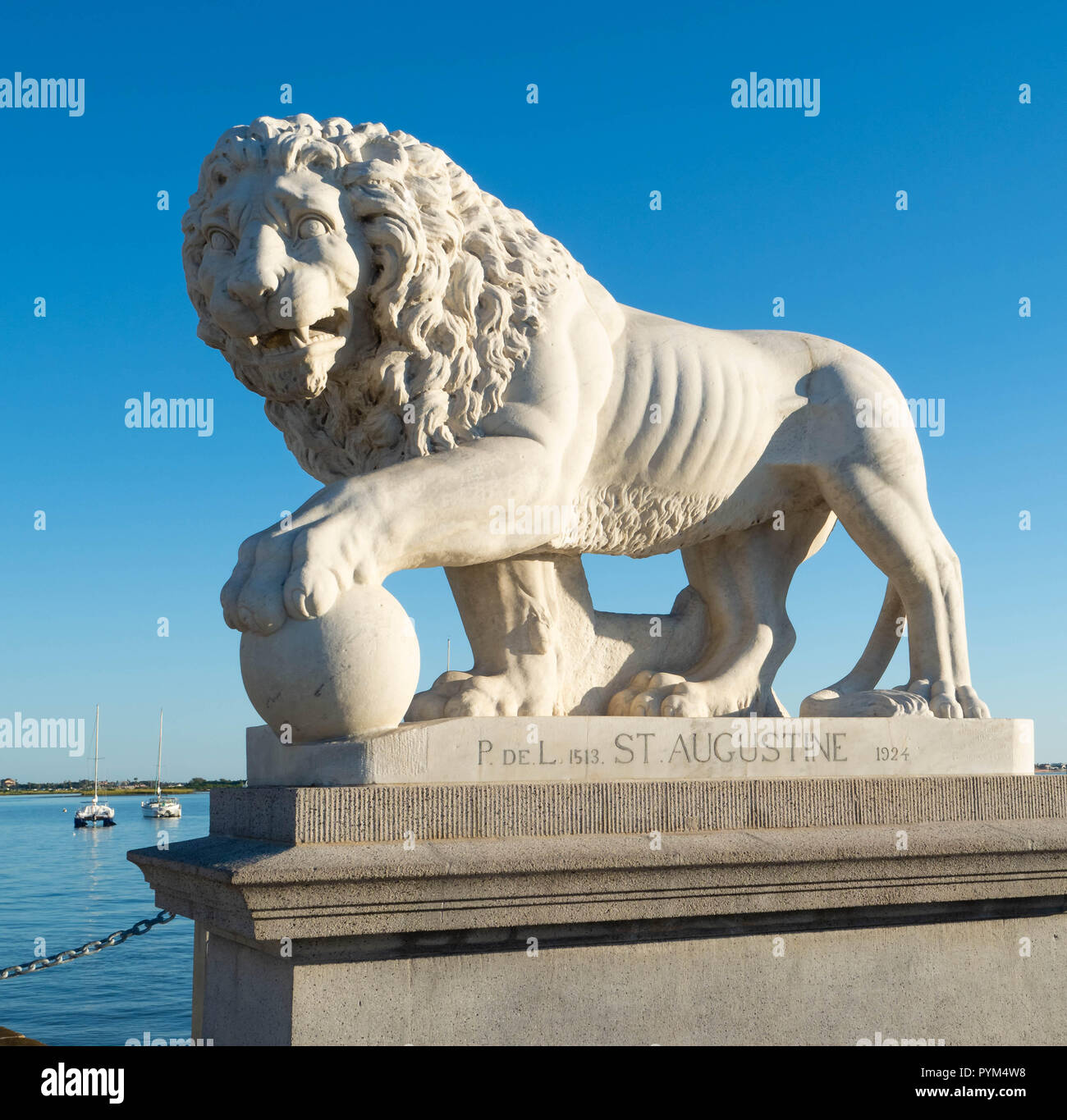 Medici lion e la sfera scultura - uno di una coppia all'ingresso del Ponte dei Leoni a St Augustine, Florida USA basato su un originale romano Foto Stock