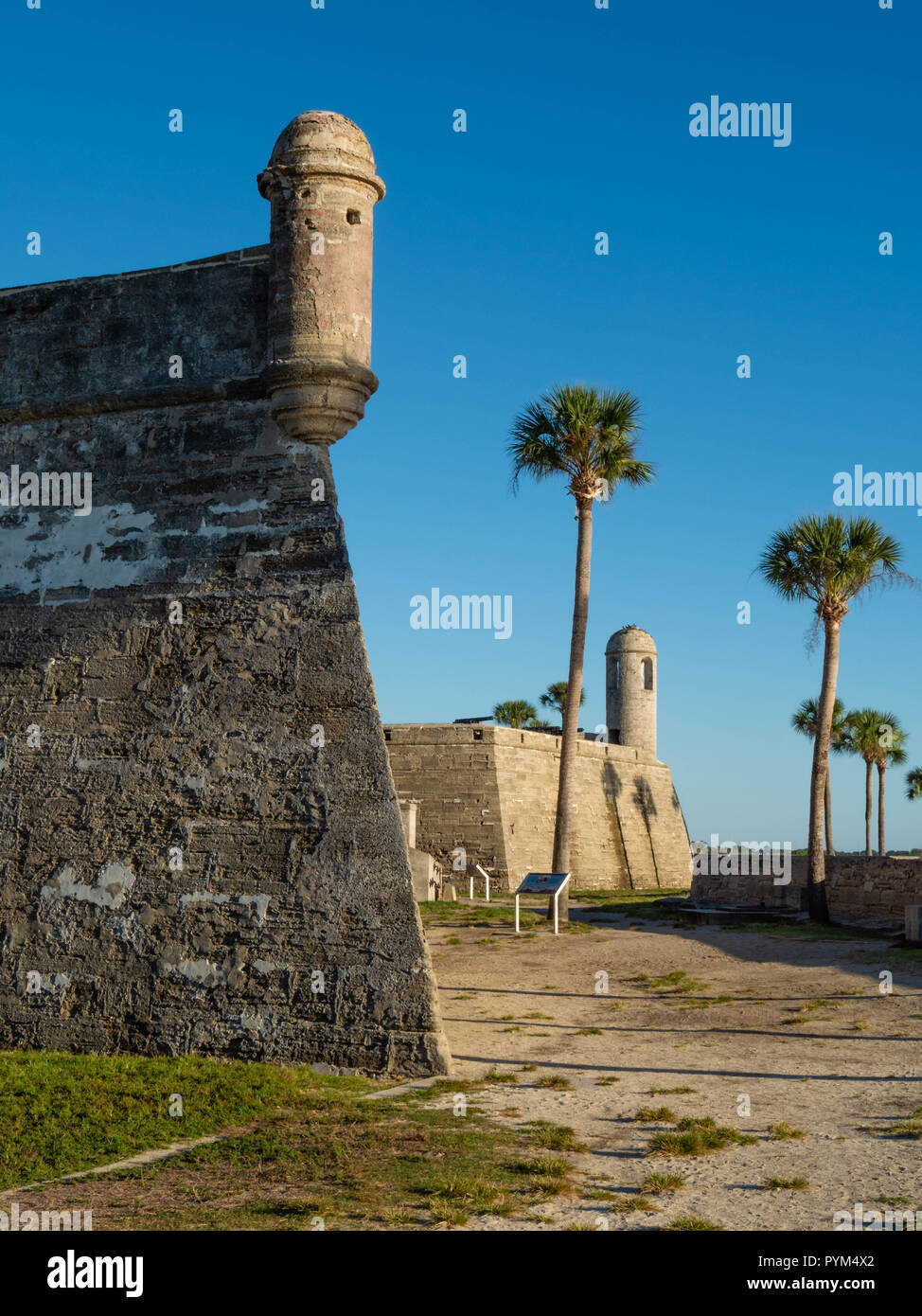 Bastione e della torre di vedetta del Castillo de San Marcos fort sul fiume Matanzas a St Augustine, Florida USA Foto Stock