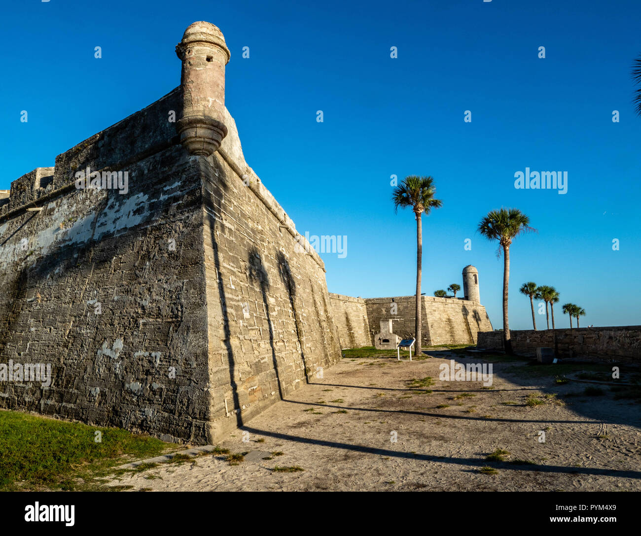 Bastione e della torre di vedetta del Castillo de San Marcos fort sul fiume Matanzas a St Augustine, Florida USA Foto Stock