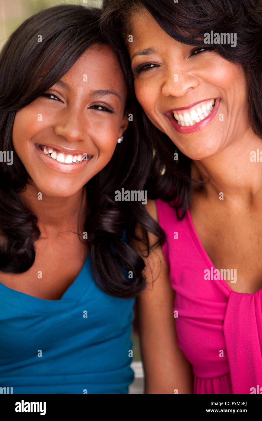 African American madre e figlia abbracciando e sorridente. Foto Stock