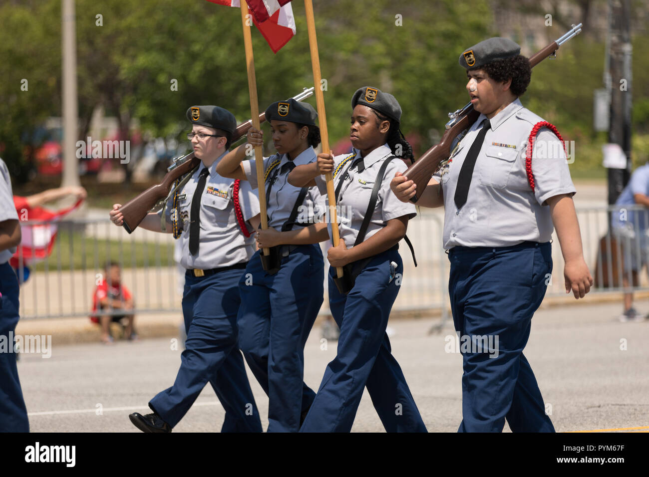 Chicago, Illinois, Stati Uniti d'America - 16 Giugno 2018: Il Puerto Rican Day Parade, membri di Roberto Clemente di alta scuola con fucili portano il Puerto Rican un Foto Stock