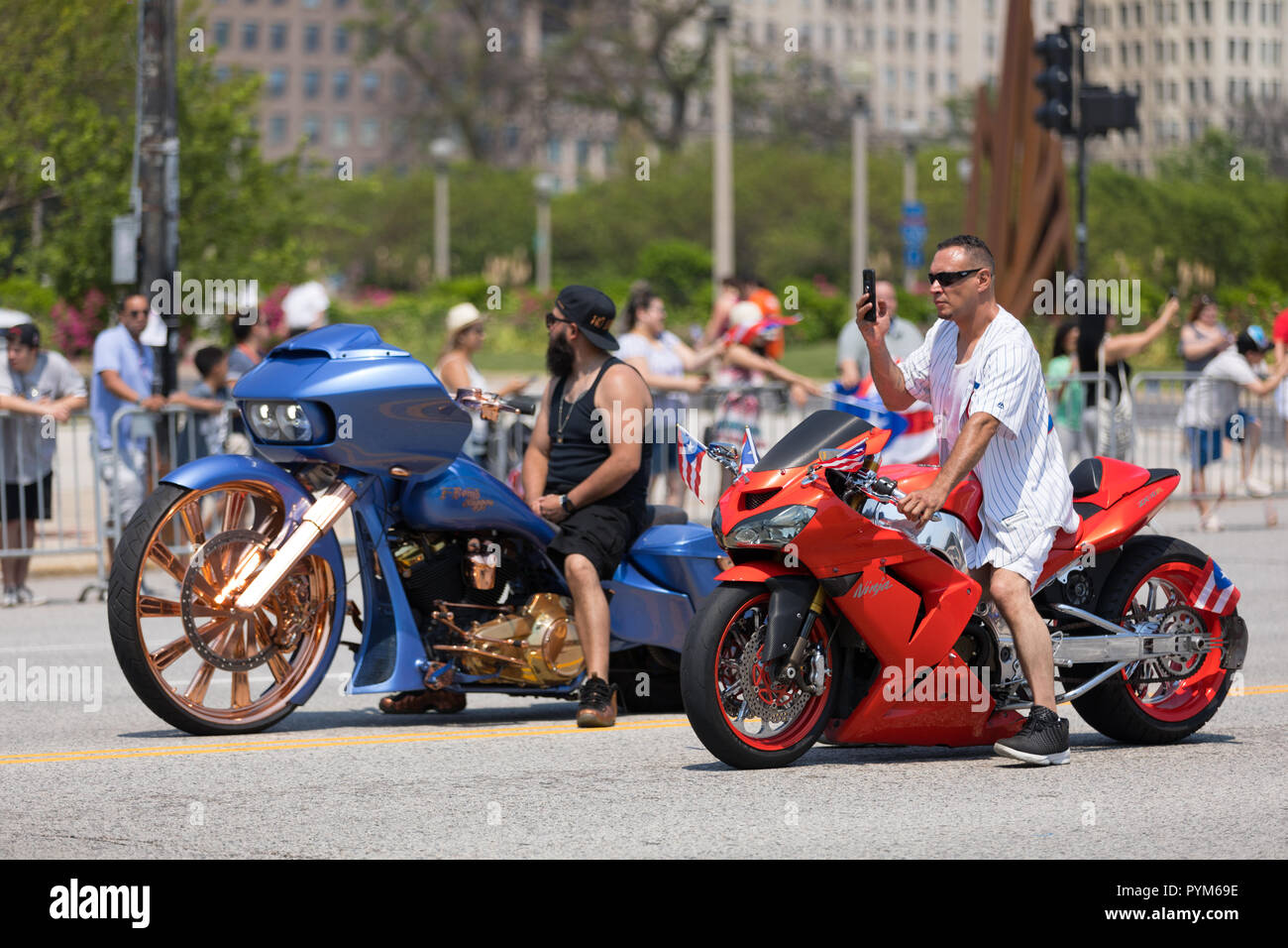 Chicago, Illinois, Stati Uniti d'America - 16 Giugno 2018: Il Puerto Rican Day Parade, Puerto Rican di motociclisti build personalizzate le motociclette durante la sfilata Foto Stock