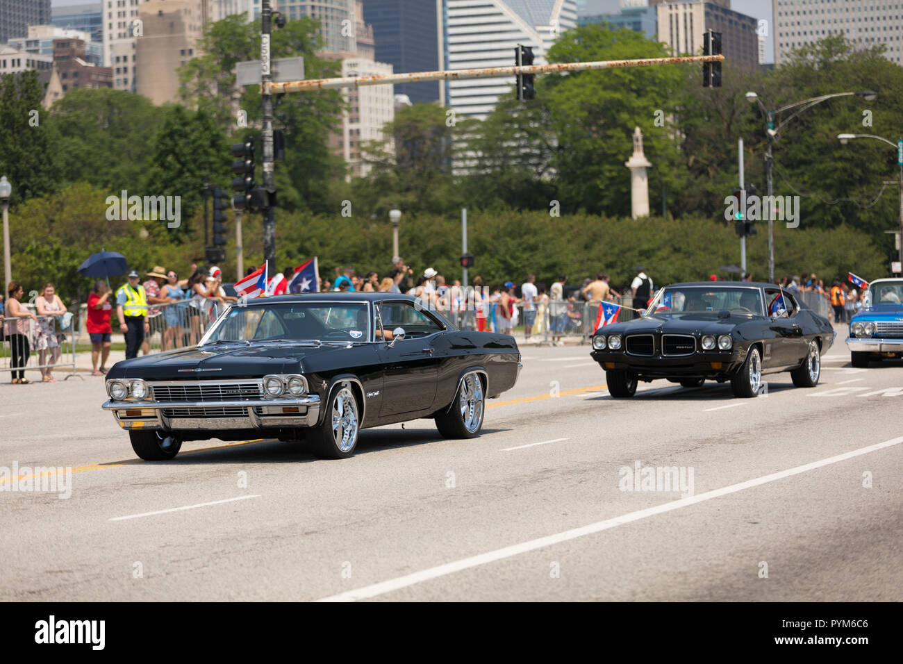 Chicago, Illinois, Stati Uniti d'America - 16 Giugno 2018: Il Puerto Rican Day Parade, Puerto Rican alla guida di una Chevrolet Impala SS black Classic Car con il Puerto Rican fl Foto Stock