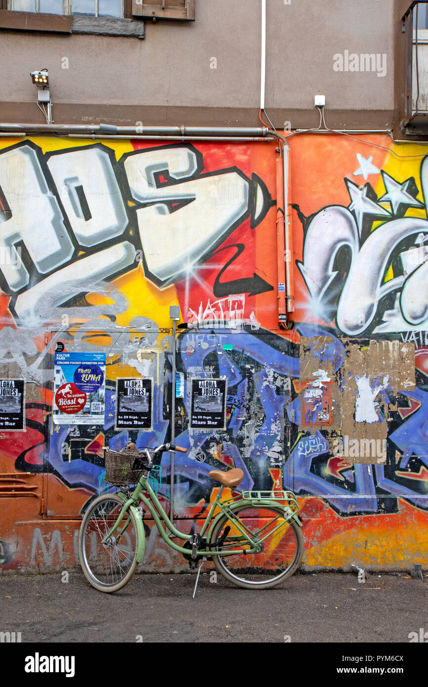 Bike e graffiti di Zurigo Ovest Foto Stock