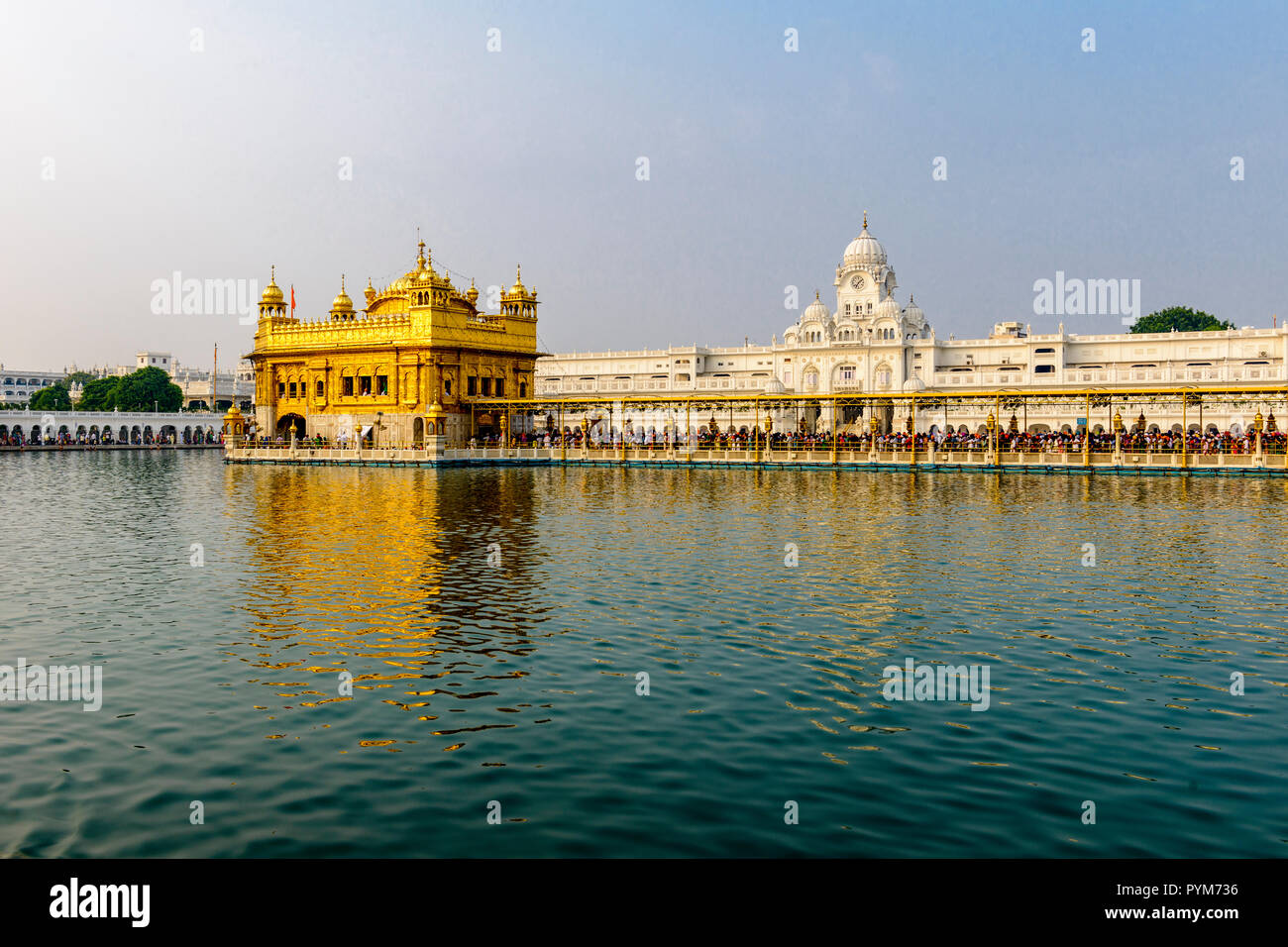 L'Harmandir Sahib, Tempio d'oro, è il più importante Gurdwara Sikh e fu costruito dal quinto Guru sikh, Guru Arjan, nel XVI secolo Foto Stock