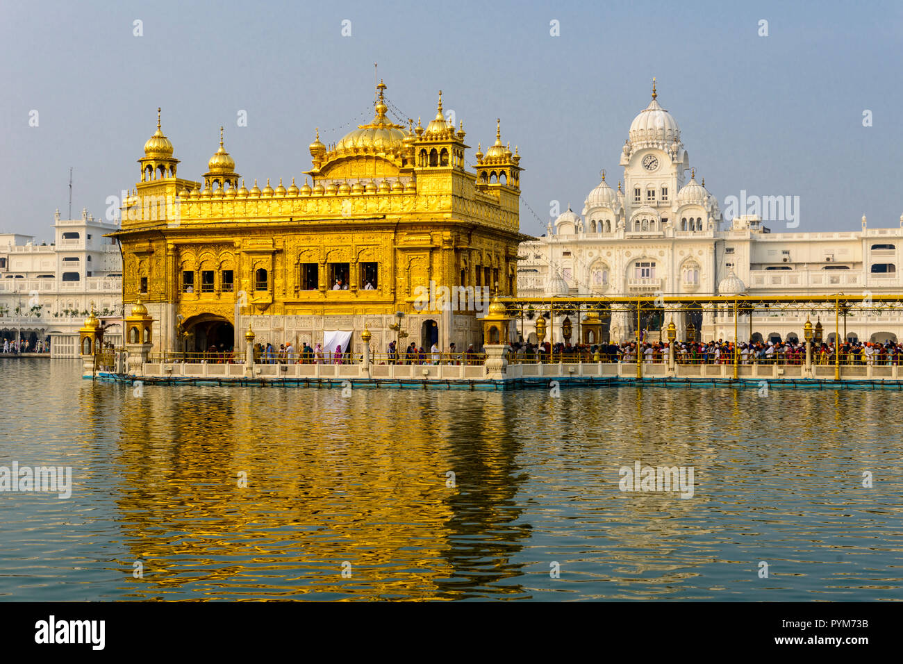 L'Harmandir Sahib, Tempio d'oro, è il più importante Gurdwara Sikh e fu costruito dal quinto Guru sikh, Guru Arjan, nel XVI secolo Foto Stock