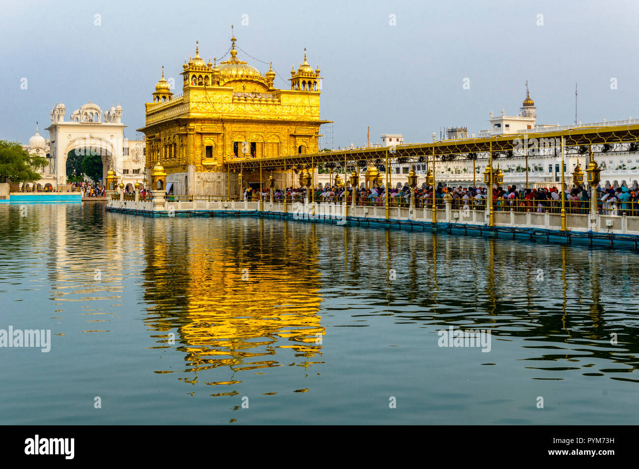 L'Harmandir Sahib, Tempio d'oro, è il più importante Gurdwara Sikh e fu costruito dal quinto Guru sikh, Guru Arjan, nel XVI secolo Foto Stock
