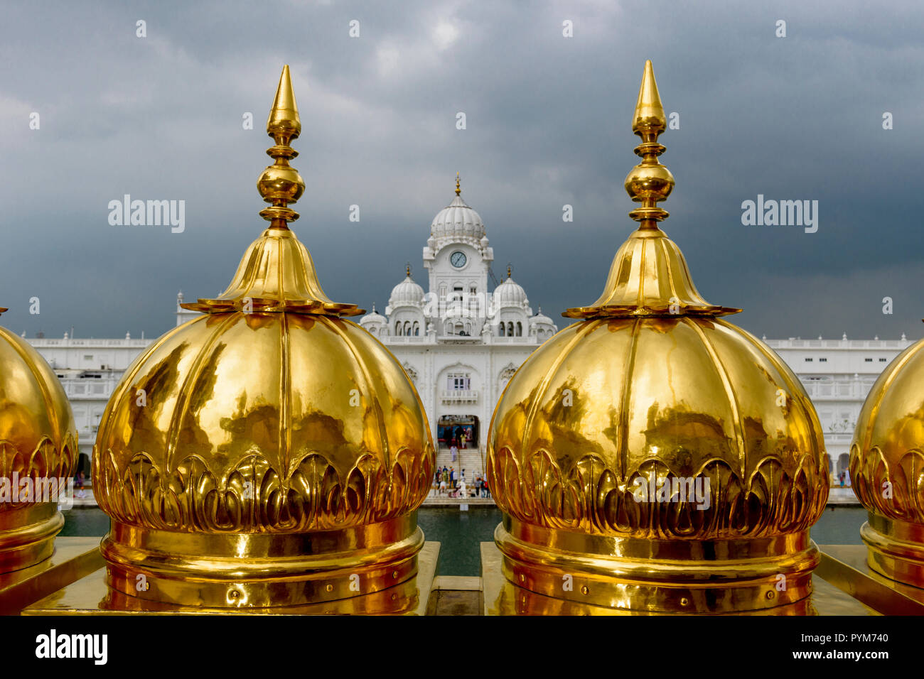 Uno dei quattro cancelli di ingresso del Gurdwara Sikh, visto dal tetto di Harmandir Sahib, Tempio d'oro, che fu costruito dal quinto Guru sikh, Foto Stock