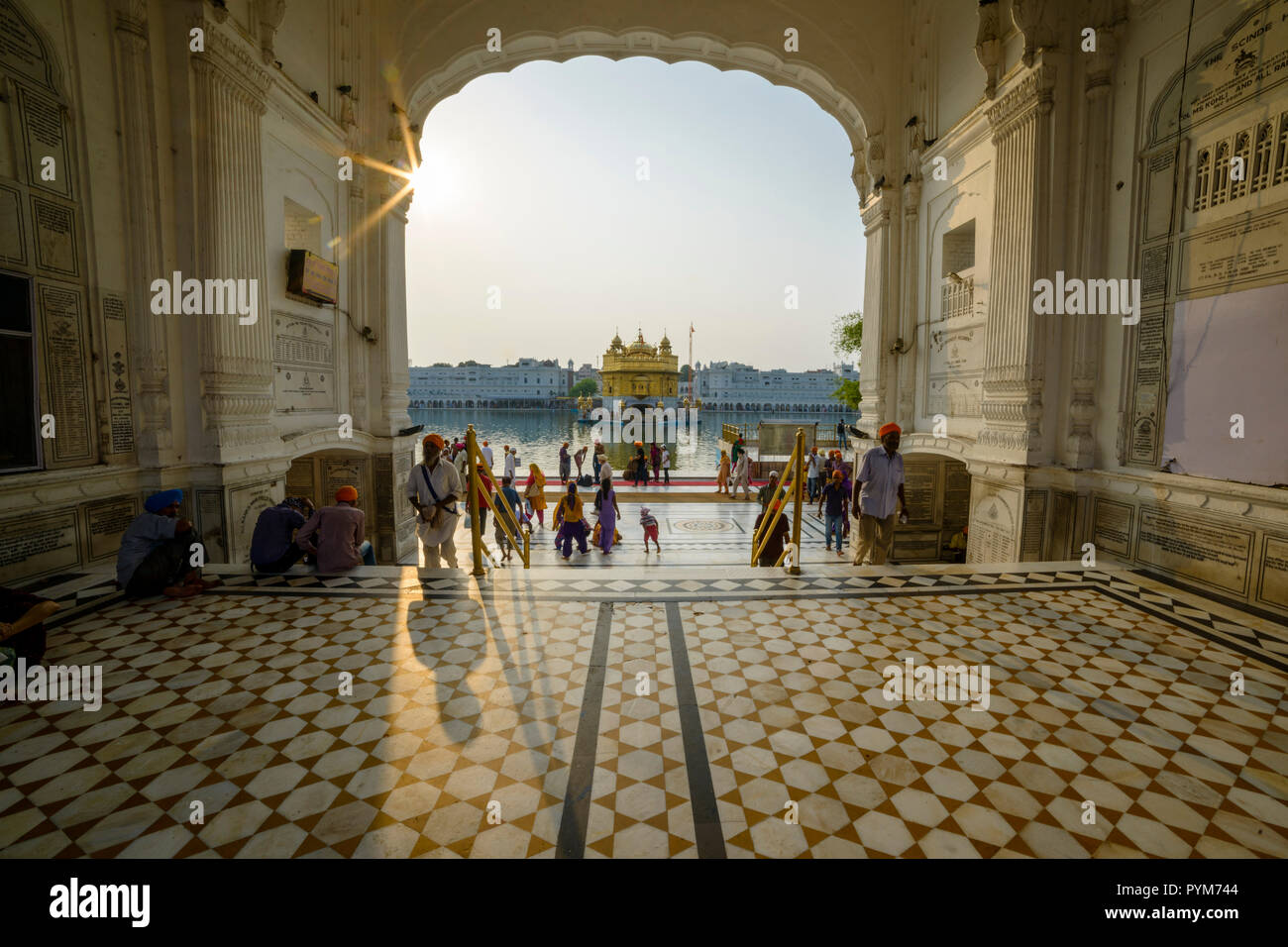 Uno dei quattro cancelli di ingresso all'Harmandir Sahib, Tempio d'oro, che fu costruito dal quinto Guru sikh, Guru Arjan, nel XVI secolo Foto Stock