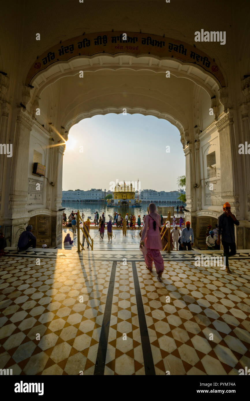 Uno dei quattro cancelli di ingresso all'Harmandir Sahib, Tempio d'oro, che fu costruito dal quinto Guru sikh, Guru Arjan, nel XVI secolo Foto Stock