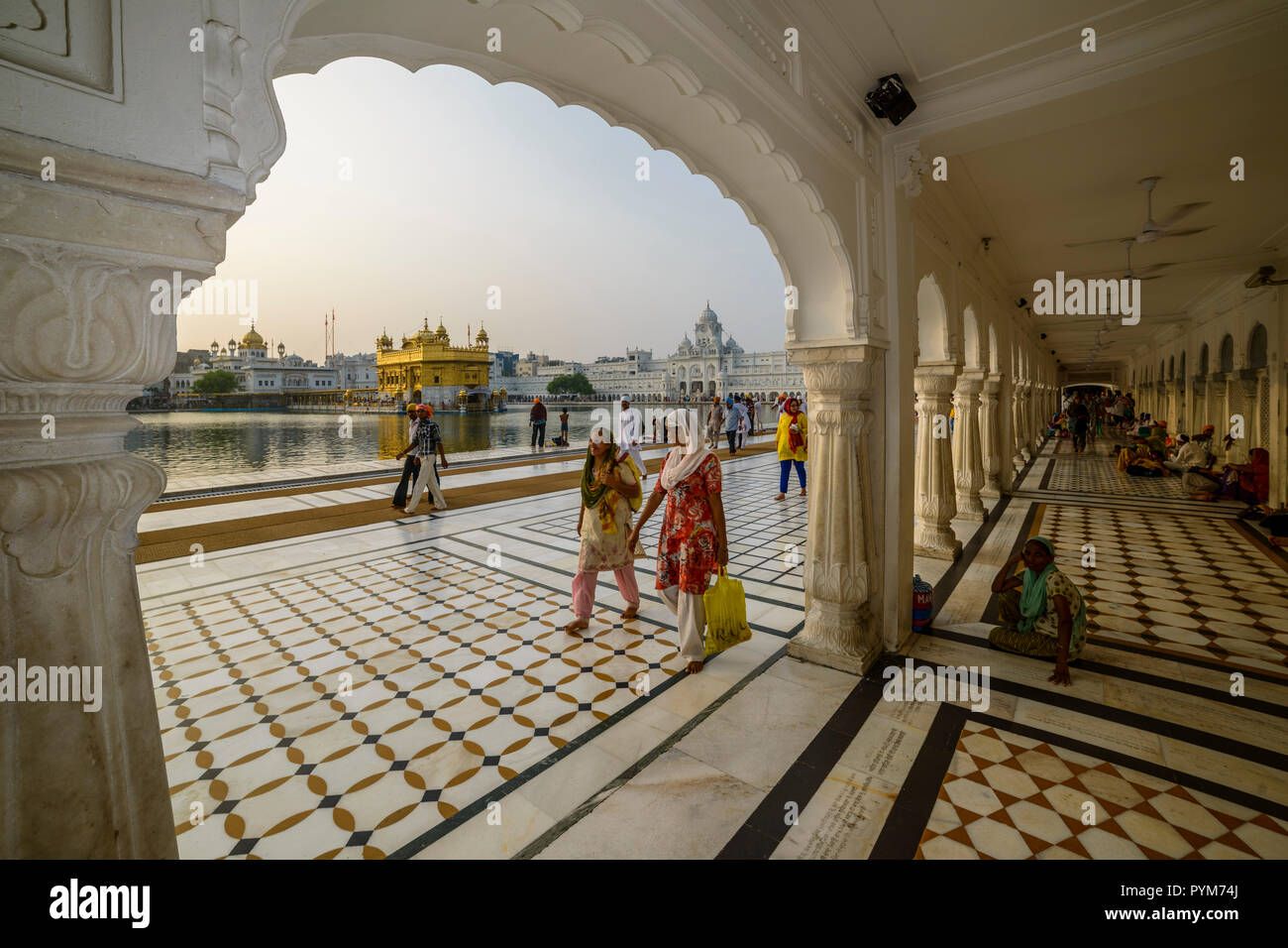 L'Harmandir Sahib, Tempio d'oro, è il più importante Gurdwara Sikh e fu costruito dal quinto Guru sikh, Guru Arjan, nel XVI secolo. Vedere Foto Stock