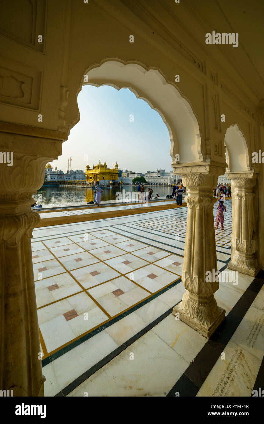L'Harmandir Sahib, Tempio d'oro, è il più importante Gurdwara Sikh e fu costruito dal quinto Guru sikh, Guru Arjan, nel XVI secolo. Vedere Foto Stock
