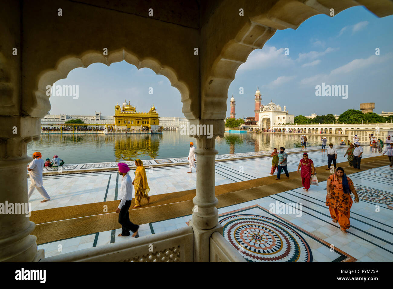 L'Harmandir Sahib, Tempio d'oro, è il più importante Gurdwara Sikh e fu costruito dal quinto Guru sikh, Guru Arjan, nel XVI secolo. Vedere Foto Stock