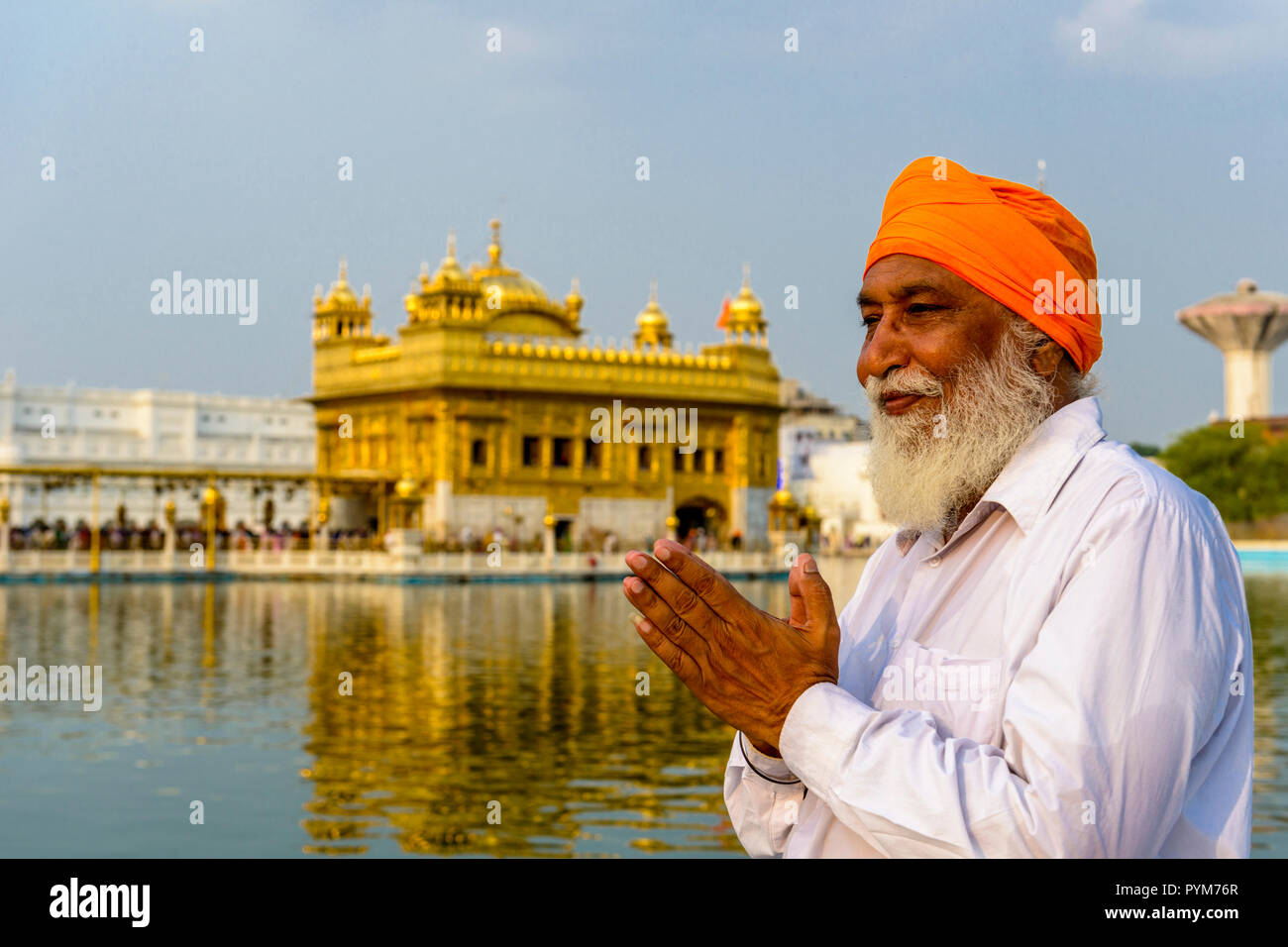 Un devoto sikh è permanente e la preghiera al santo la piscina dell'Harmandir Sahib, il Tempio Dorato Foto Stock Un devoto sikh è permanente e la preghiera al santo la piscina dell'Harmandir Sahib, il Tempio Dorato Foto Stock
