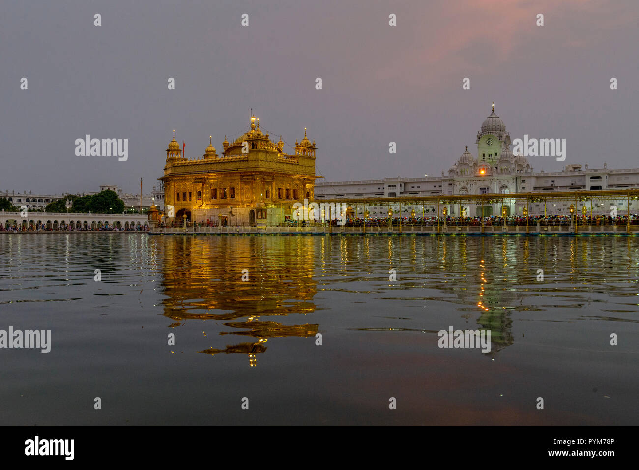 L'Harmandir Sahib, Tempio d'oro, è prominente Gurdwara Sikh e fu costruito dal quinto Guru sikh, Guru Arjan, nel XVI secolo. Visto ammalato Foto Stock