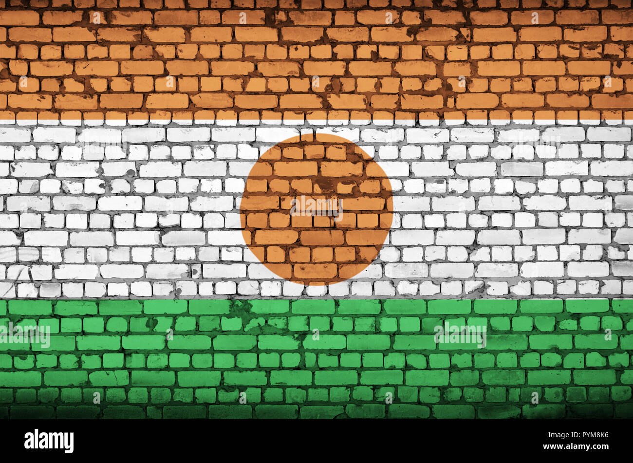 Bandiera del Niger è dipinta su un vecchio muro di mattoni Foto Stock