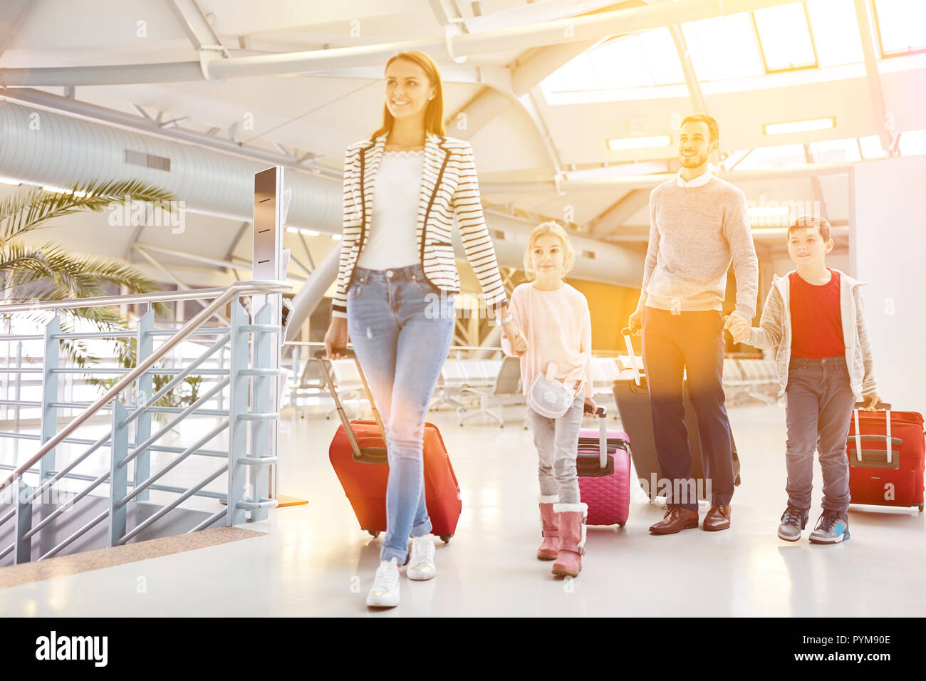 Famiglia in vacanza in famiglia con i bambini all'aeroporto di partenza Foto Stock