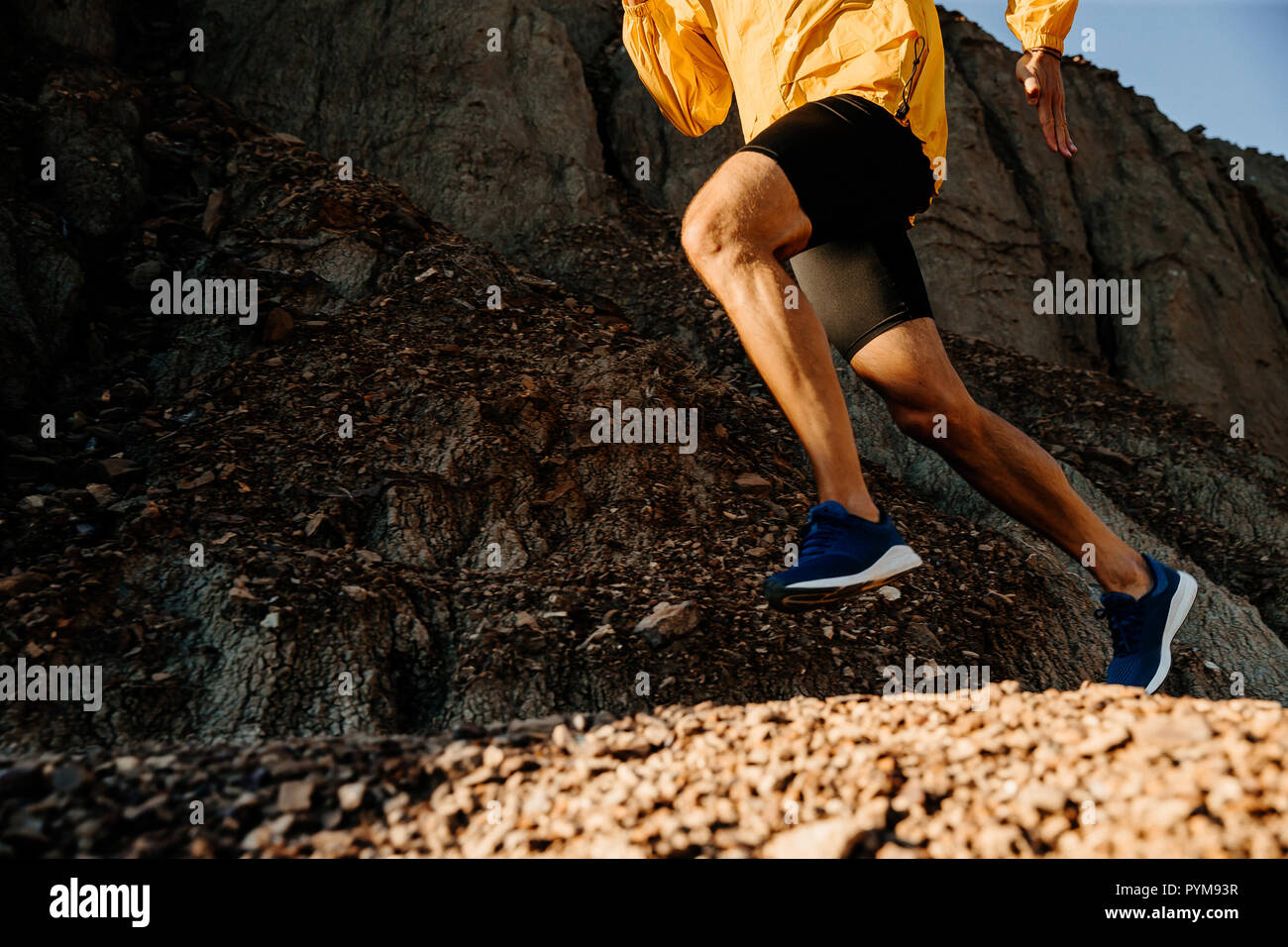 Dynamic in esecuzione sul sentiero di montagna gambe runner maschio Foto Stock