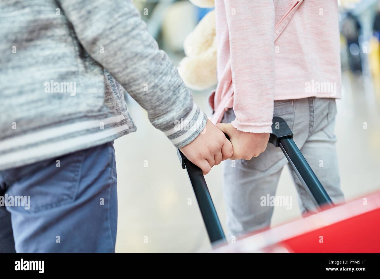 Due bambini come amici o fratelli con una valigia viaggiare insieme Foto Stock