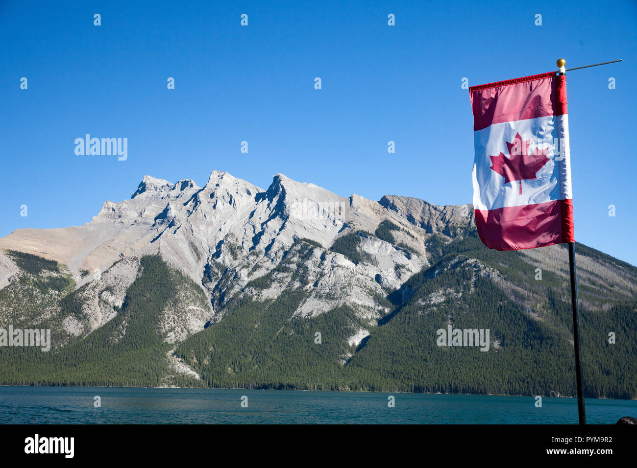 Bandiera al lago Minnewanka nelle Montagne Rocciose canadesi, Alberta, Canada Foto Stock