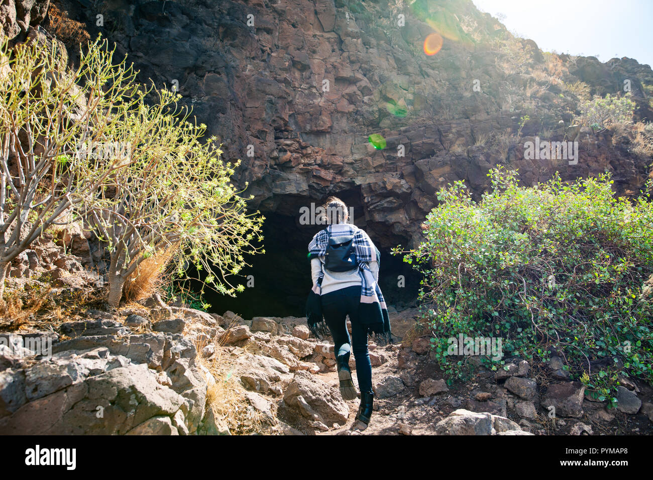 Escursionista donna scalata alla grotta di montagna in Gran Canaria Island Foto Stock