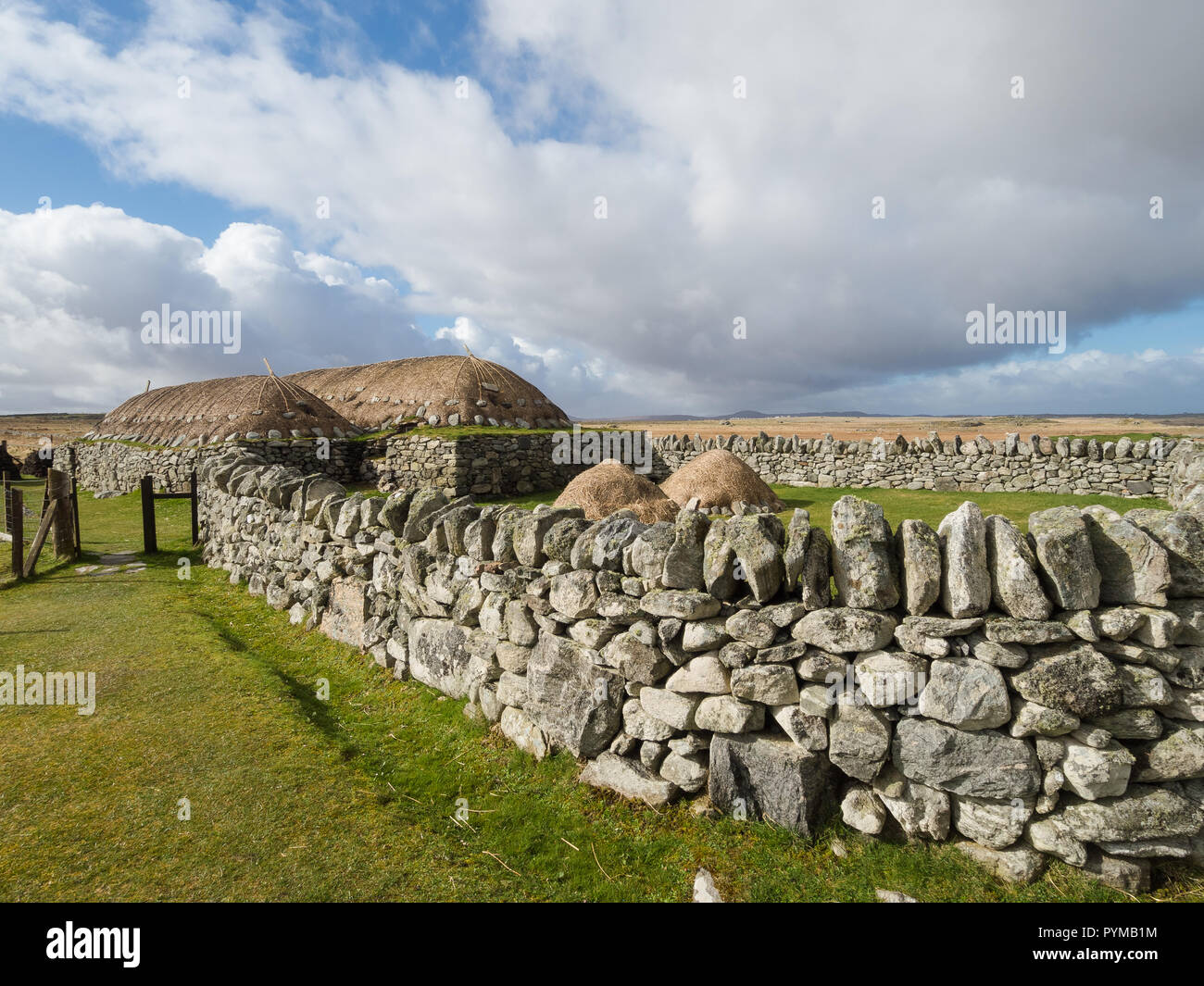 La Blackhouse, 42 Arnol, Bragar, isola di Lewis, HS2 9DB - insight in vita sull'isola; casa di paglia il ricovero di una famiglia e gli animali sotto un unico tetto. Foto Stock